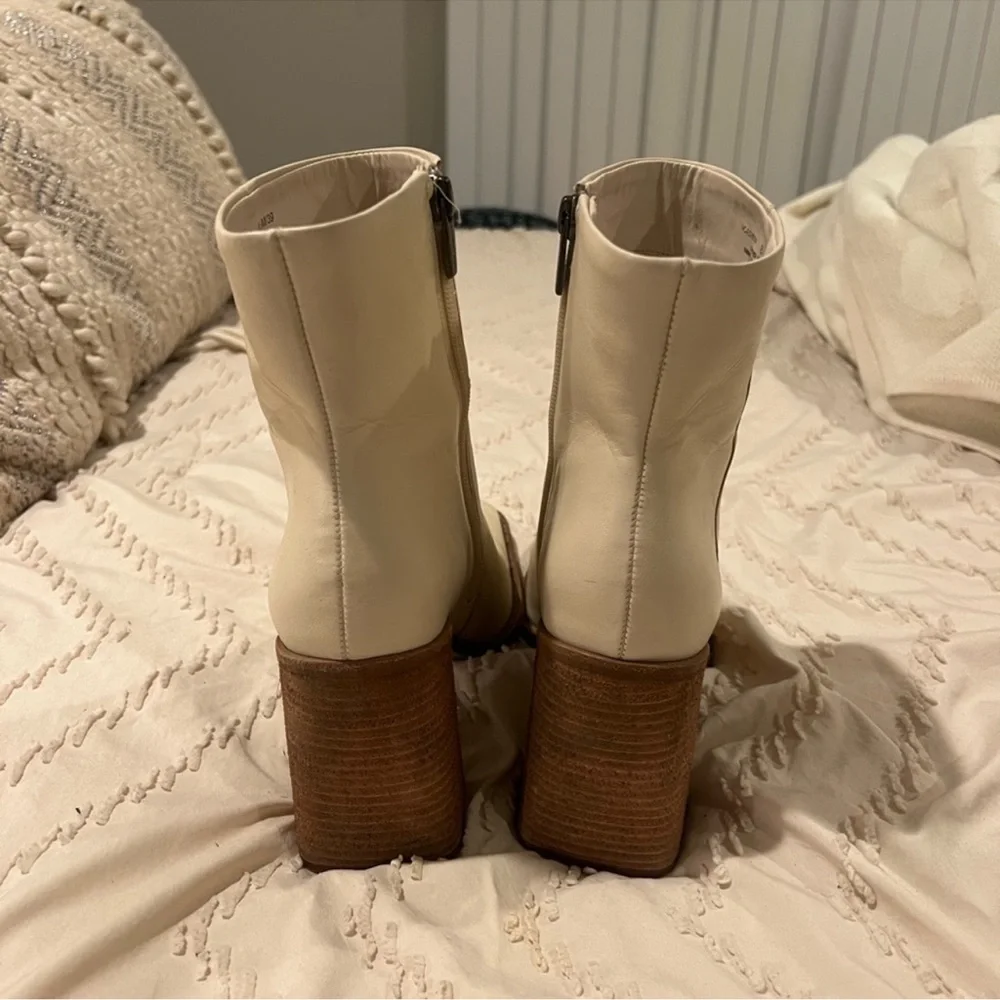 Vince Camuto leather Booties! Size 8.5🫶 - Picture 2 of 4